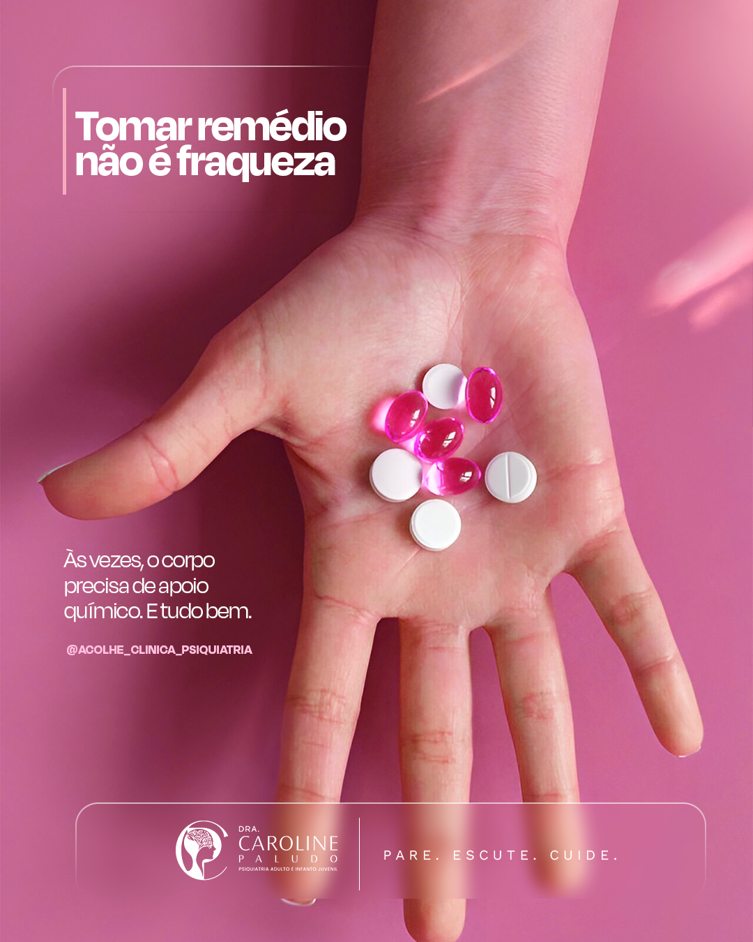 Peça da Dra. Caroline Paludo com mão segurando comprimidos em fundo rosa